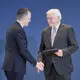 Am Mittag erhielt Frei vom Bundespräsidenten die Entlassungsurkunde.  - Bild: Michael Kappeler/dpa