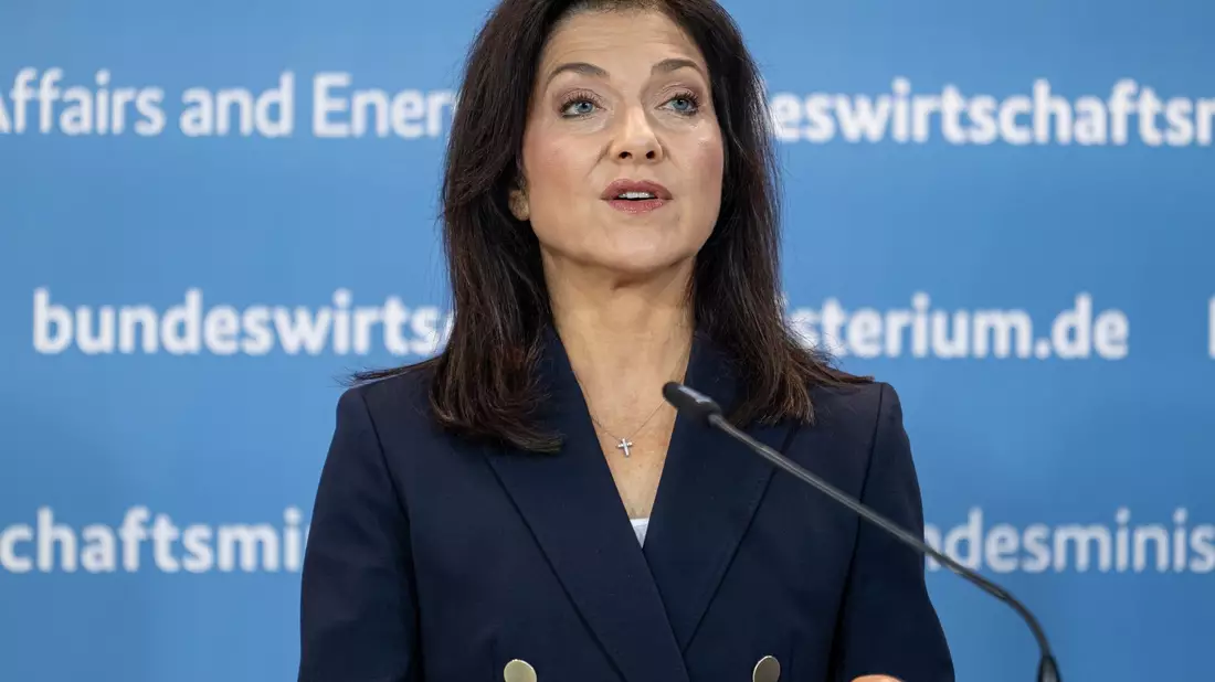 Die Ministerin will Kosten senken. - Bild: Fabian Sommer/dpa