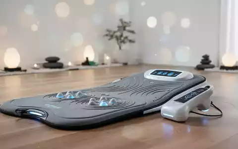 Moderne Vibrationsmatte und Massagegerät für die Gelenktherapie in einer hellen, minimalistischen Wellness-Umgebung. - Foto: über boerse-global.de