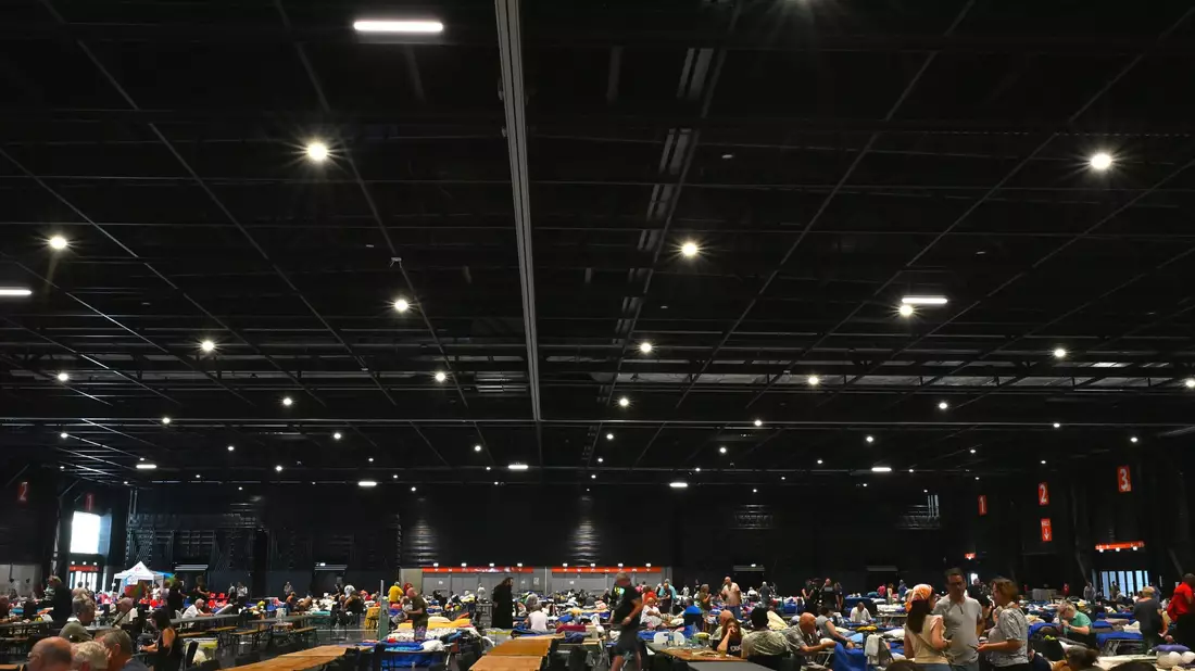 In Hoch-Zeiten waren fast 7.000 Menschen in der Notunterkunft in den Messehallen untergebracht. - Bild: Katharina Kausche/dpa