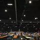 In Hoch-Zeiten waren fast 7.000 Menschen in der Notunterkunft in den Messehallen untergebracht. - Bild: Katharina Kausche/dpa