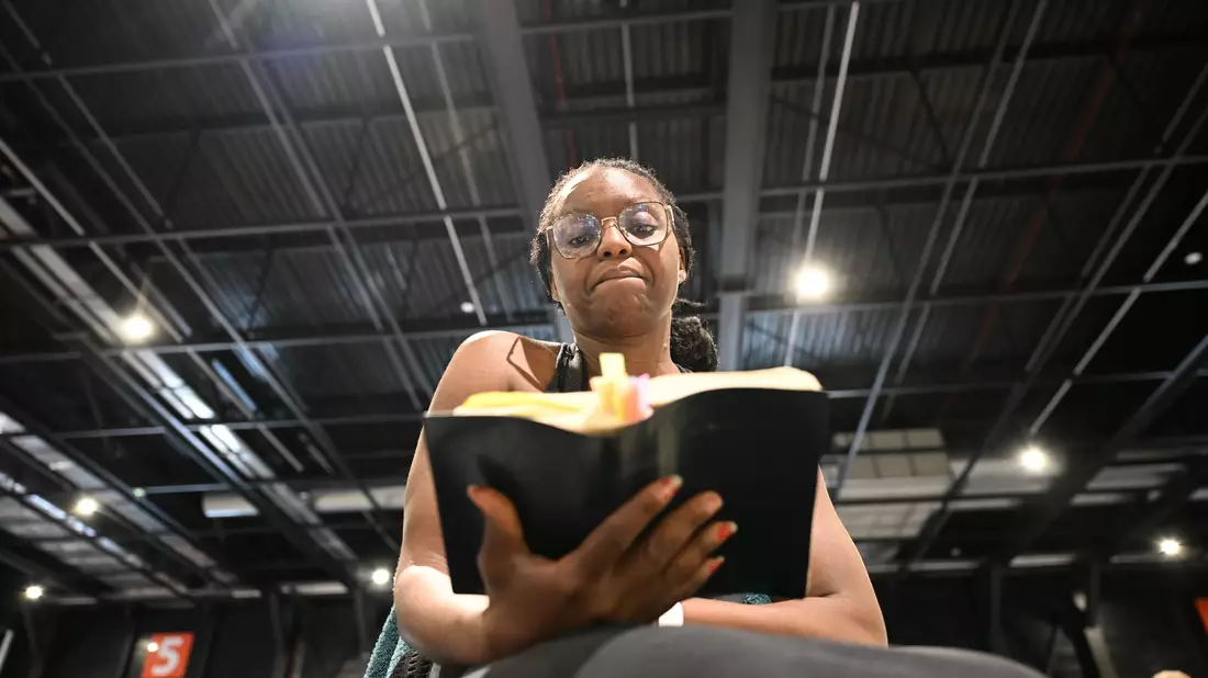 Das Lesen in der Bibel hilft der gläubigen Christin, mit der schwierigen Lage umzugehen. - Bild: Katharina Kausche/dpa