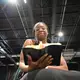 Das Lesen in der Bibel hilft der gläubigen Christin, mit der schwierigen Lage umzugehen. - Bild: Katharina Kausche/dpa