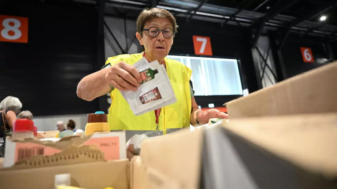 Für die Freiwillige stand früh fest: Sie wollte unterstützen, wo es geht. - Bild: Katharina Kausche/dpa