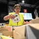 Für die Freiwillige stand früh fest: Sie wollte unterstützen, wo es geht. - Bild: Katharina Kausche/dpa