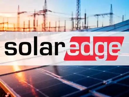 Moderne Solarparks und Photovoltaikanlagen im goldenen Licht der Abendsonne als Symbol für die Energiewende. - Foto: über boerse-global.de