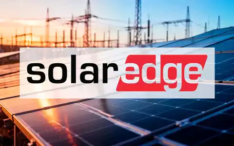 Moderne Solarparks und Photovoltaikanlagen im goldenen Licht der Abendsonne als Symbol für die Energiewende. - Foto: über boerse-global.de
