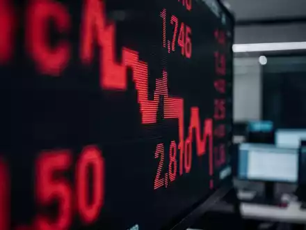 Rote Börsenkurse auf einem digitalen Monitor in einem modernen Büro - Foto: über boerse-global.de