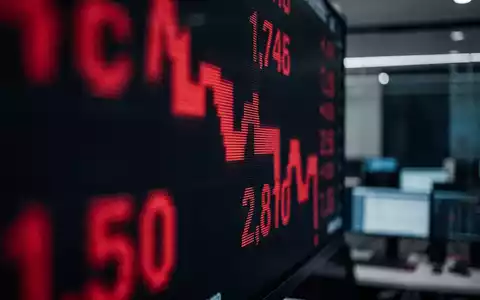 Rote Börsenkurse auf einem digitalen Monitor in einem modernen Büro - Foto: über boerse-global.de