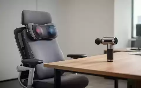 Ein modernes Büro-Setup mit einem Massagekissen auf einem Bürostuhl und einer Massagepistole auf einem Schreibtisch. - Foto: über boerse-global.de