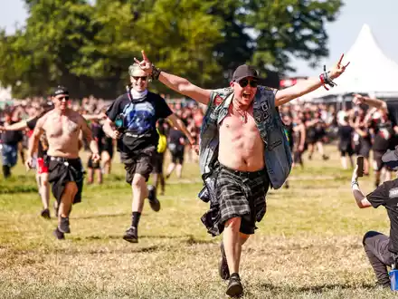 Die Metalfans sind glücklich. - Foto: Frank Molter/dpa