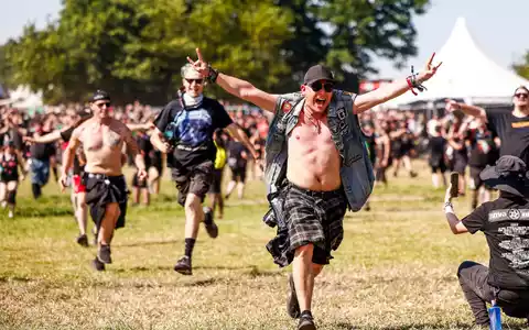 Die Metalfans sind glücklich. - Foto: Frank Molter/dpa