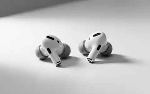 Apple AirPods Pro 3 Ohrhörer auf minimalistischer Oberfläche unter weichem Studio-Licht. - Foto: über boerse-global.de
