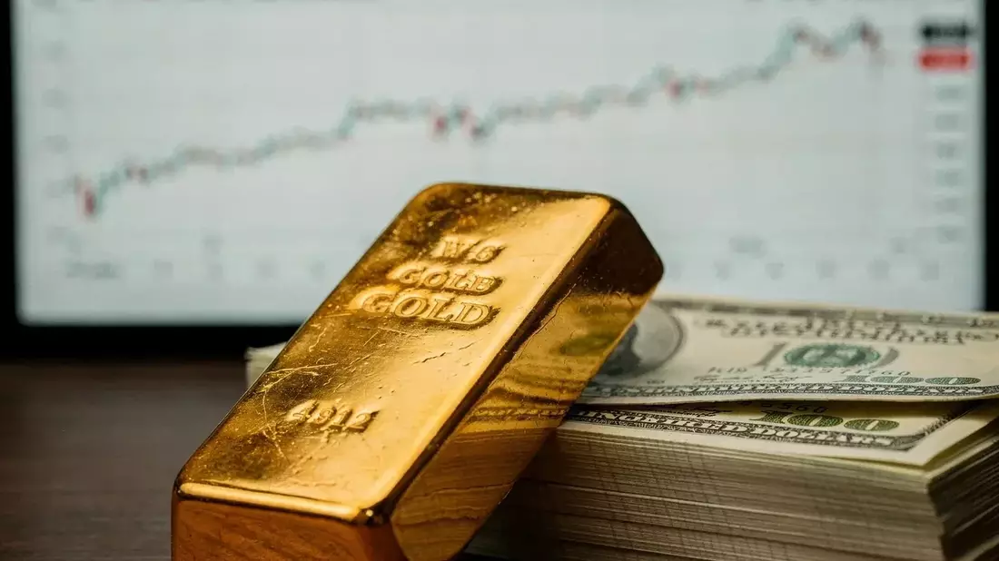 Gold Holds at $4,065 as China Curbs Speculation and Fed Decision Looms