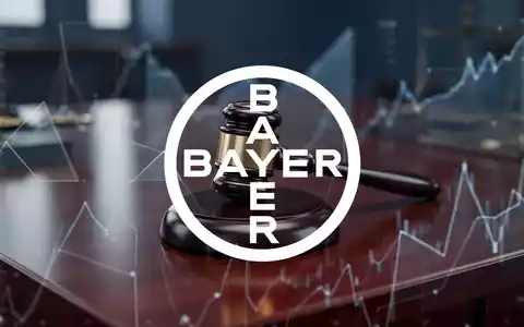Ein hölzerner Richterhammer auf einem dunklen Tisch als Symbol für eine gerichtliche Entscheidung im Unternehmenskontext. - Foto: über boerse-global.de
