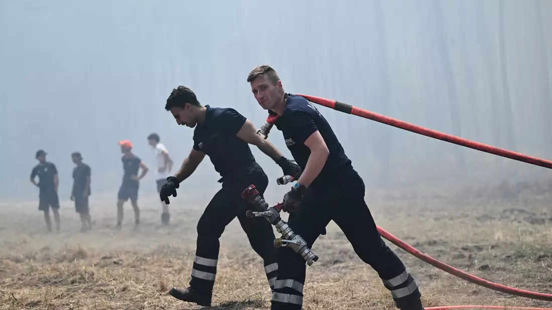 Die Feuerwehrleute in Frankreich sind bis zur vollkommenen Erschöpfung im Einsatz. - Bild: Emma Da Silva/AP/dpa