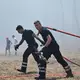Die Feuerwehrleute in Frankreich sind bis zur vollkommenen Erschöpfung im Einsatz. - Bild: Emma Da Silva/AP/dpa
