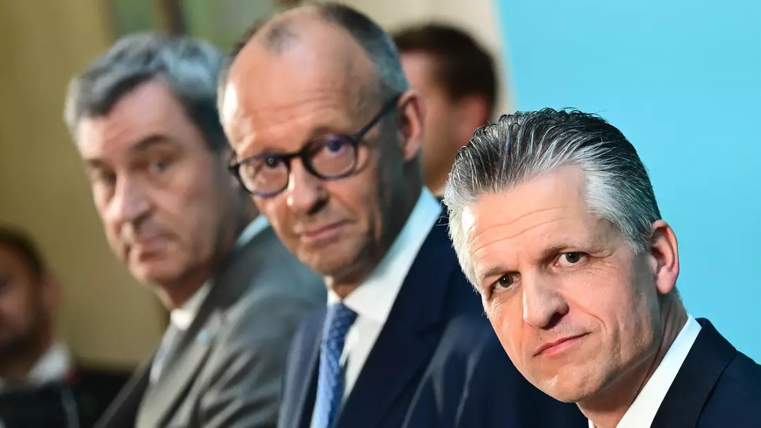 Die Parteichefs und der von ihnen vorgeschlagene neue Fraktionschef. - Bild: Sebastian Gollnow/dpa