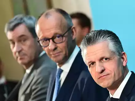 Die Parteichefs und der von ihnen vorgeschlagene neue Fraktionschef. - Foto: Sebastian Gollnow/dpa