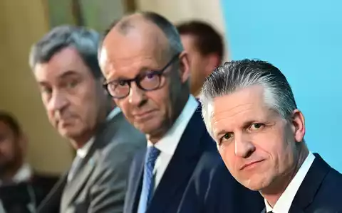 Die Parteichefs und der von ihnen vorgeschlagene neue Fraktionschef. - Foto: Sebastian Gollnow/dpa