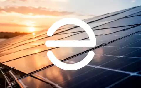Moderne Solarpaneele bei Sonnenuntergang als Symbol für Erneuerbare Energien und wirtschaftlichen Erfolg - Foto: über boerse-global.de