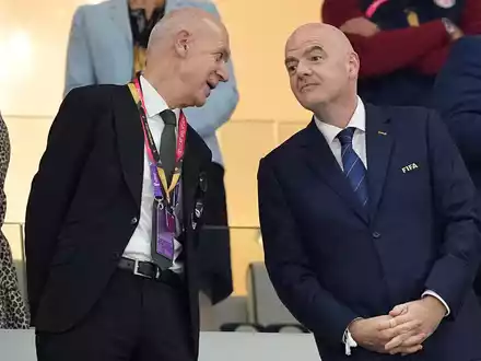 Kritische Töne: DFB-Präsident Bernd Neuendorf (l) hält Infantinos Investoren-Plan für keine gute Idee. (Archivbild) - Foto: Martin Meissner/AP/dpa
