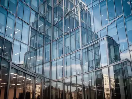 Modernes Bürogebäude in Berlin bei Tageslicht als Symbol für die wirtschaftspolitischen Reformen der Bundesregierung. - Foto: über boerse-global.de