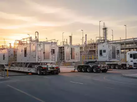 Moderne DLE-Anlage zur Lithiumgewinnung auf einem Industriegelände bei Sonnenuntergang. - Foto: über boerse-global.de