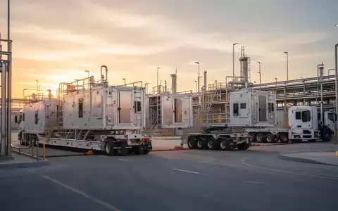 Moderne DLE-Anlage zur Lithiumgewinnung auf einem Industriegelände bei Sonnenuntergang. - Foto: über boerse-global.de