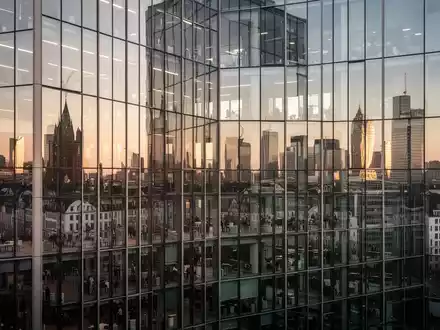 Moderne Glasfassade eines Bürogebäudes im Frankfurter Finanzviertel bei Sonnenuntergang. - Foto: über boerse-global.de