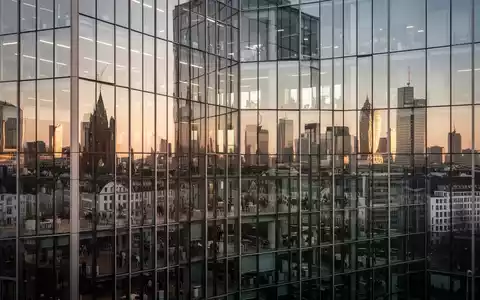 Moderne Glasfassade eines Bürogebäudes im Frankfurter Finanzviertel bei Sonnenuntergang. - Foto: über boerse-global.de