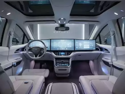Innenansicht eines autonomen Waymo Ojai Robotaxis mit modernem Tri-Screen-Interface und minimalistischem Design. - Foto: über boerse-global.de