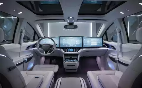 Innenansicht eines autonomen Waymo Ojai Robotaxis mit modernem Tri-Screen-Interface und minimalistischem Design. - Foto: über boerse-global.de