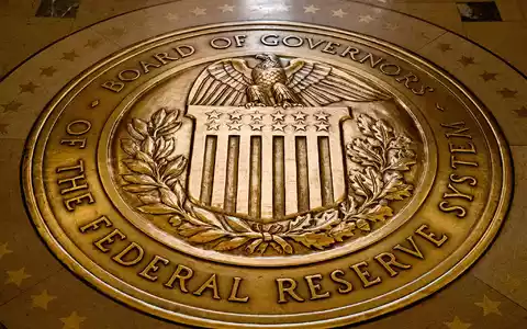 Die US-Notenbank hält den Leitzins stabil. (Archivbild) - Foto: Andrew Harnik/AP/dpa