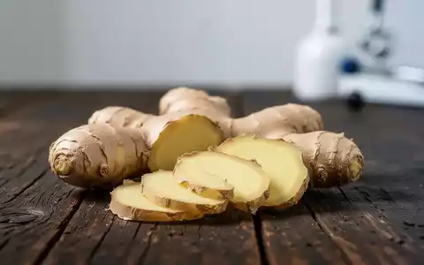Frische Ingwerwurzel auf einem Holztisch, die gesundheitliche Aspekte und Stoffwechselthemen symbolisiert. - Foto: über boerse-global.de