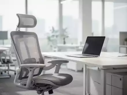 Ein moderner, heller Büroarbeitsplatz mit Schreibtisch und Laptop als Symbol für Gesundheit und Wohlbefinden am Arbeitsplatz. - Foto: über boerse-global.de