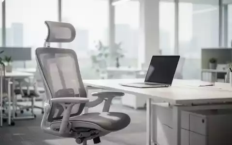 Ein moderner, heller Büroarbeitsplatz mit Schreibtisch und Laptop als Symbol für Gesundheit und Wohlbefinden am Arbeitsplatz. - Foto: über boerse-global.de