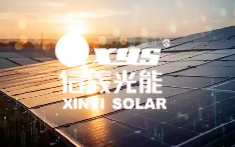 Moderne Solarparks im goldenen Licht des Sonnenaufgangs als Symbol für die Energiewende. - Foto: über boerse-global.de