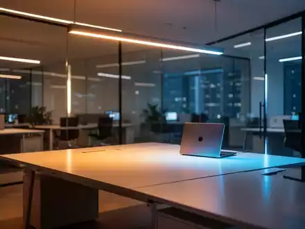 Modernes, helles Büro mit intelligenter LED-Beleuchtung zur Unterstützung des menschlichen Biorhythmus. - Foto: über boerse-global.de