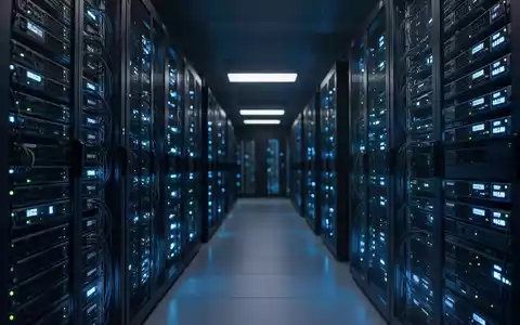 Moderne Server-Infrastruktur in einem Rechenzentrum mit blauer Beleuchtung als Symbol für KI-Investitionen. - Foto: über boerse-global.de