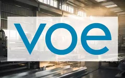Abstraktes, atmosphärisches Bild einer modernen Industrieanlage mit Fokus auf Stahlverarbeitung und Lichtspiel. - Foto: über boerse-global.de
