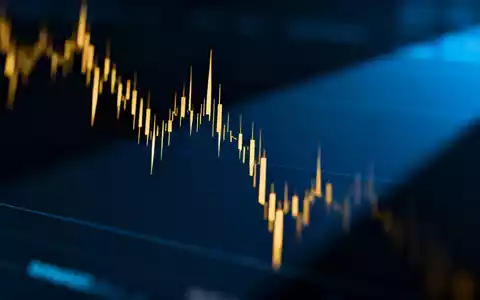 Abstrakte Darstellung eines volatilen Kryptomarktes mit fallenden Kurstendenzen in einer professionellen Finanzumgebung. - Foto: über boerse-global.de