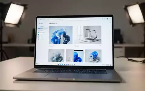 Moderner Laptop-Bildschirm mit einer Fotogalerie-Anwendung in einem sauberen, professionellen Büro. - Foto: über boerse-global.de