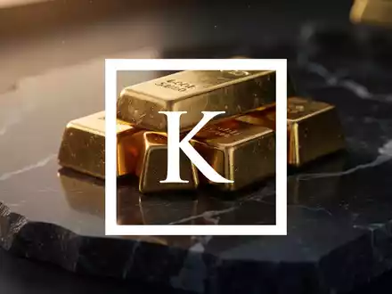 Goldbarren auf einer dunklen, glänzenden Oberfläche mit eleganter Beleuchtung, die Stabilität im Goldbergbau symbolisiert. - Foto: über boerse-global.de