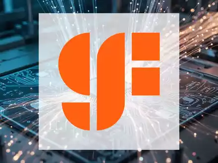 Abstrakte Darstellung von Halbleiterfertigung und Photonik-Technologie mit Lichtleitern auf einem Silizium-Wafer - Foto: über boerse-global.de