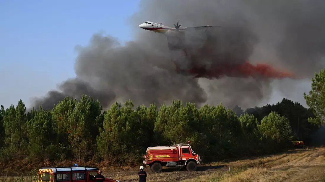 Während einer Hitzewelle sind in Frankreich neue Waldbrände aufgeflammt. - Bild: Emma Da Silva/AP/dpa