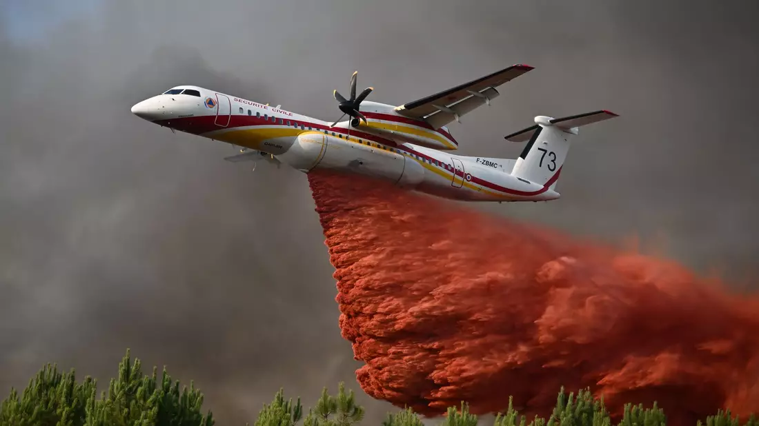 Löschflugzeuge kommen zum Einsatz. - Bild: Emma Da Silva/AP/dpa