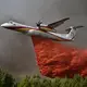 Löschflugzeuge kommen zum Einsatz. - Bild: Emma Da Silva/AP/dpa