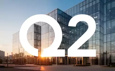 Moderne, minimalistische Glasfassade eines Bürogebäudes bei Sonnenuntergang als Symbol für finanzielle Stabilität. - Foto: über boerse-global.de