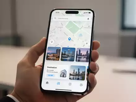 Ein Smartphone-Bildschirm mit erweiterter Apple Maps-Oberfläche und mehreren Standortkarten. - Foto: über boerse-global.de